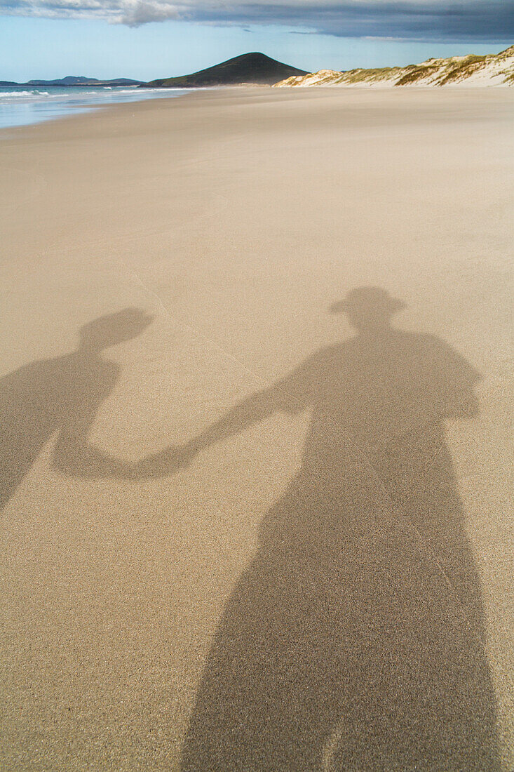 Schatten, Paar am Strand, Händchen haltend, Strandwanderung, Sand, Niemand, Selfie, Hochformat, Nordinsel, Neuseeland