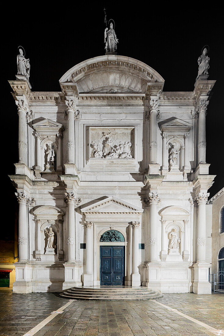 Beleuchtete Fassade der Kirche Chiesa di San Rocco in der Nacht, San Polo, Venedig, Venezien, Italien