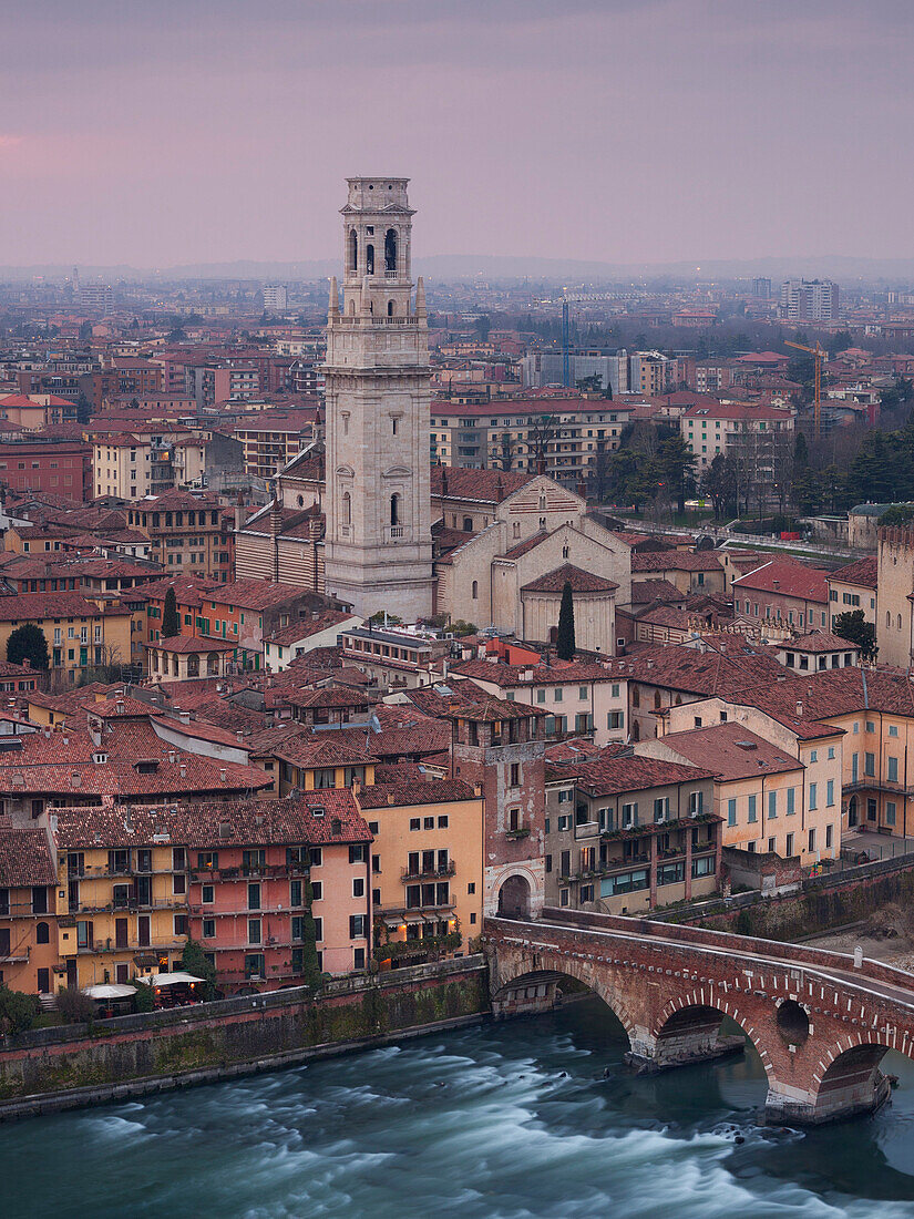 Blick vom Castel San Pietro über die Altstadt von Verona mit dem Turm des Domes Santa Maria Matricolare und der Ponte Pietra Brücke über die Etsch, Venetien, Italien