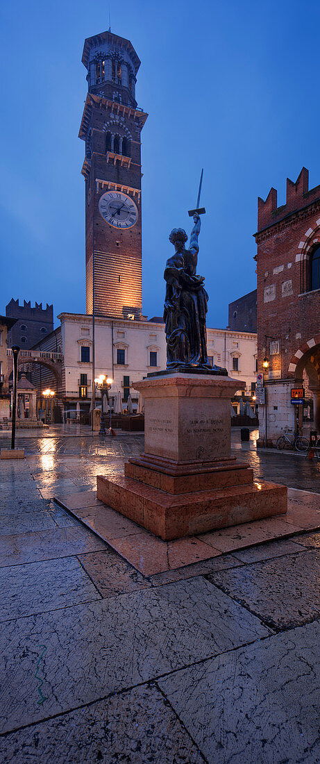 Marktplatz Piazza delle Erbe in der Altstadt von Verona mit Bronzestatue Civilta Italica und dem Torre dei Lamberti, Venetien, Italien