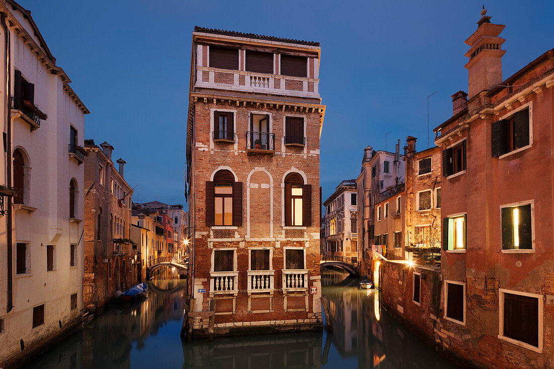 Beleuchtetes Haus zwischen den Kanälen Rio di San Giovanni Laterano und Rio de la Tetta im Blau der Dämmerung, Castello, Venedig, Venezien, Italien
