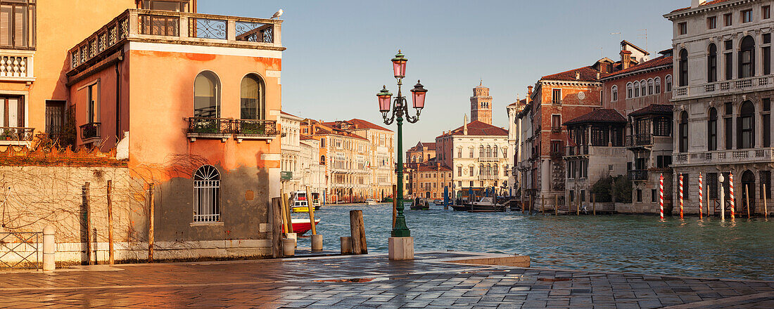 Panorama mit Blick vom Campo della Carità über den Canal Grande mit dem Palazzo Giustinian Lolin und dem Palazzo Falier rechts in der Morgensonne, Palazzo Giustinian, Universität Cà Foscari, Palazzo Balbi, Turm der Kriche Santa Maria Gloriosa dei Frari im