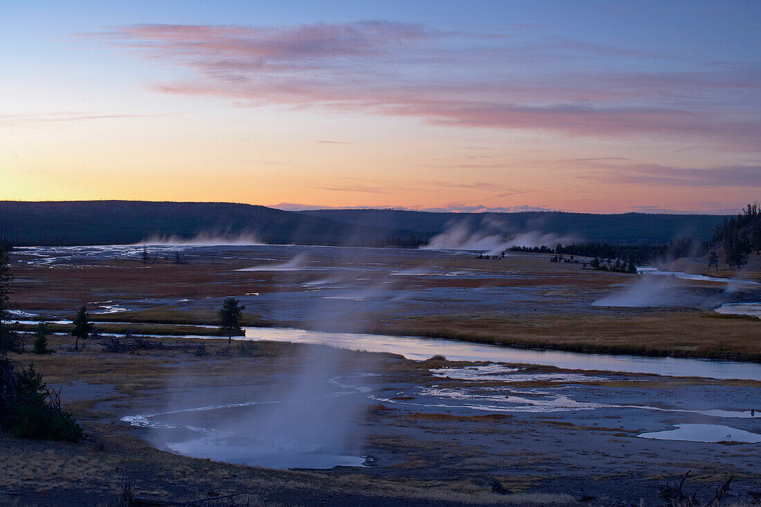 Abendstimmung am Midway Geyser Basin und Firehole River , Yellowstone National Park , Wyoming , U.S.A. , Amerika