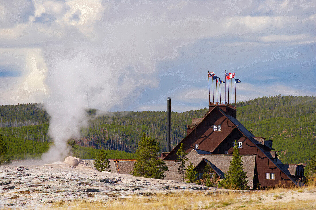 Old Faithful Geyser und Old Faithful Lodge am Upper Geyser Basin , Yellowstone National Park , Wyoming , U.S.A. , Amerika