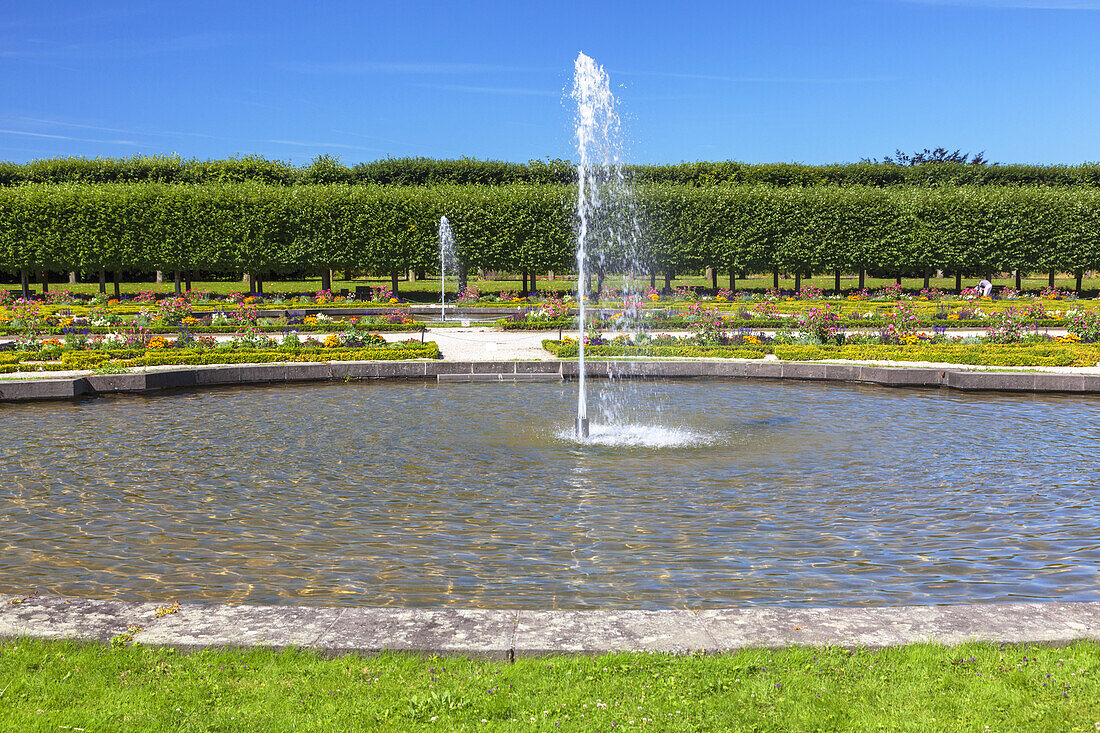 Gartenanlage mit Springbrunnen am Schloss Augustusburg in Brühl, Mittelrheintal, Nordrhein-Westfalen, Deutschland, Europa