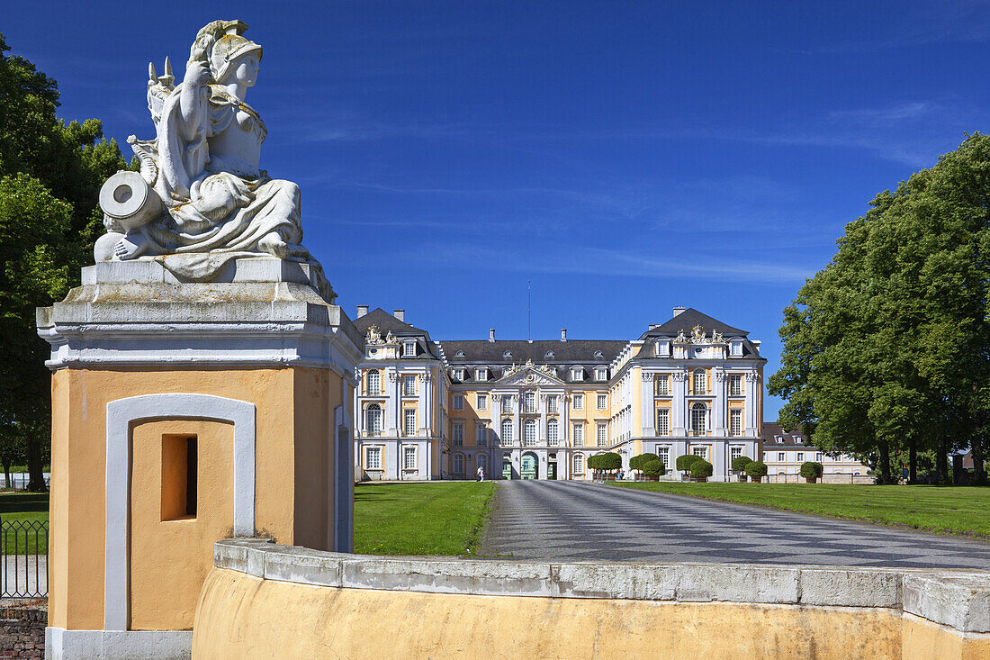 Schloss Augustusburg in Brühl, Ansicht der Residenz von Westen, Mittelrheintal, Nordrhein-Westfalen, Deutschland, Europa