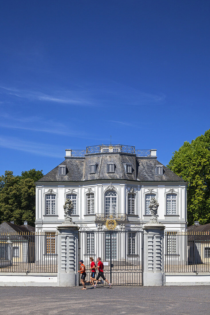 Blick auf das Jagdschloss Falkenlust in Brühl, Mittelrheintal, Nordrhein-Westfalen, Deutschland, Europa