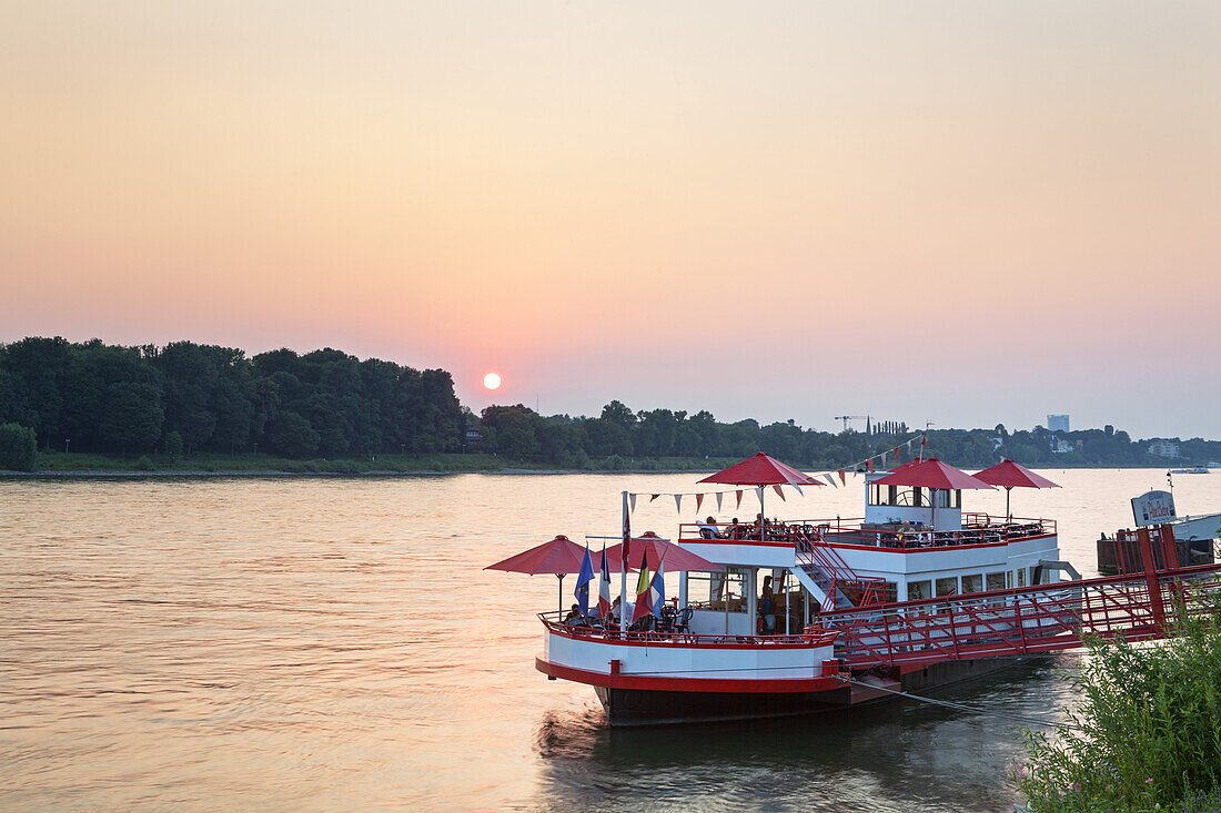 Sonnenuntergang über dem Rhein mit  Restaurantschiff Alte Liebe, Königswinter, Mittelrheintal, Nordrhein-Westfalen, Deutschland, Europa