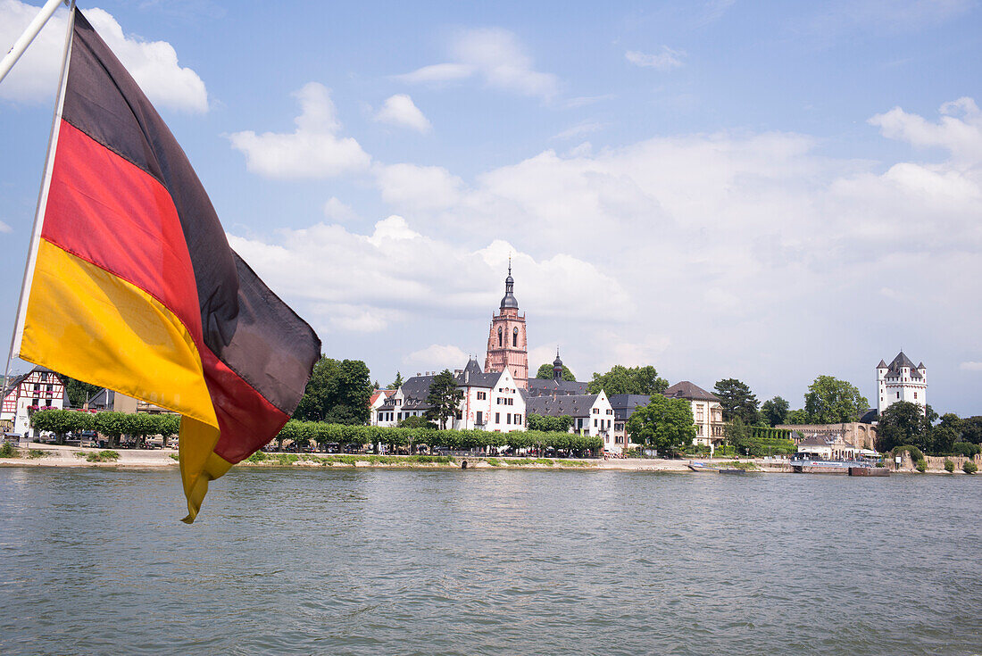 Bootsfahrt auf dem Rhein, Eltville am Rhein, Rheingau, Hessen, Deutschland