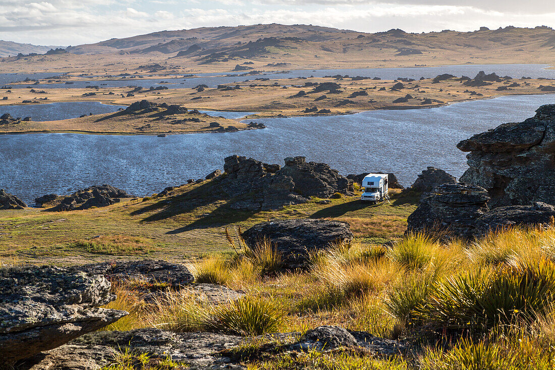 Campervan, Poolburn Reservoir, Old Dunstan Road, 4WD route, tussock landscape, Central Otago, South Island, New Zealand