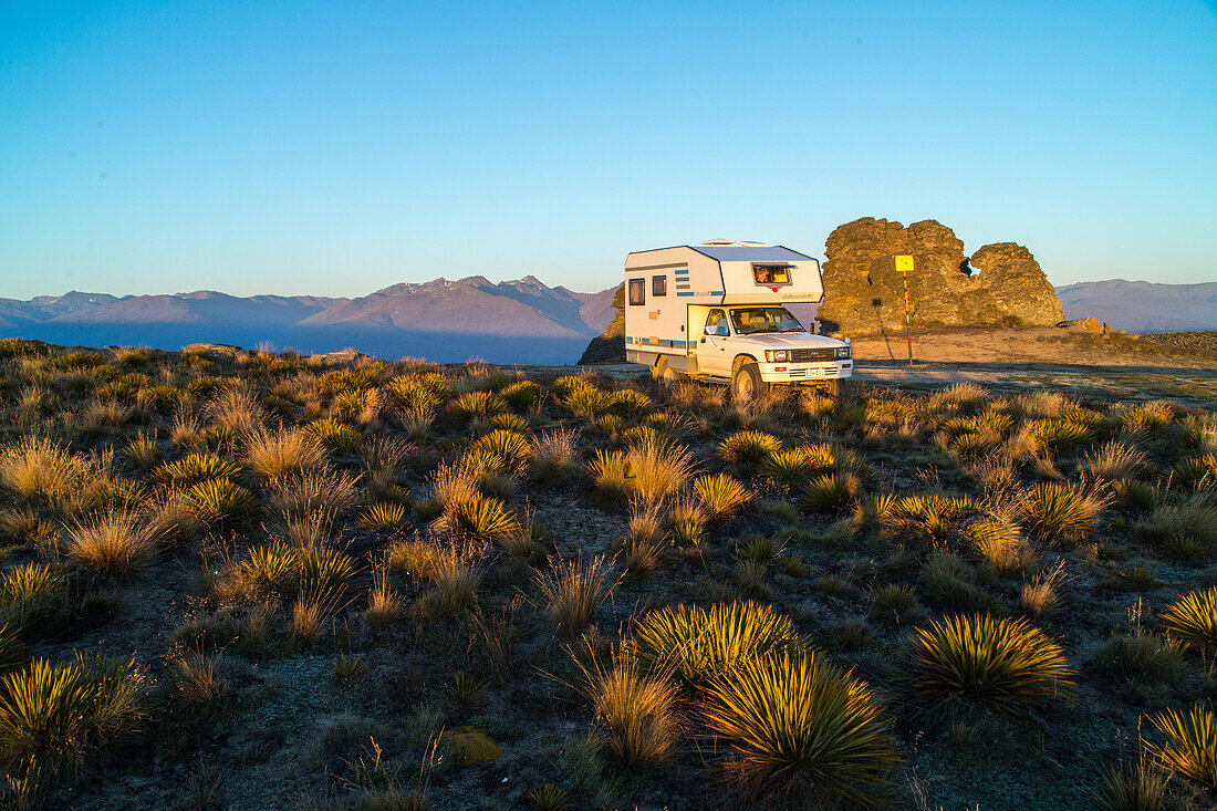 Allrad-Camper, wildes Camping, Wohnmobil an der Nevis Road, Passhöhe Duffers Saddle, Morgensonne, Tussockgras Landschaft, Central Otago, Südinsel, Neuseeland