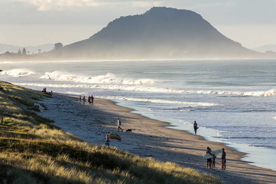 Urlauber, Familie an Papamoa Beach, Weite, Dunst, Sandstrand, surf, Mt Maunganui, Tauranga, Nordinsel Neuseeland