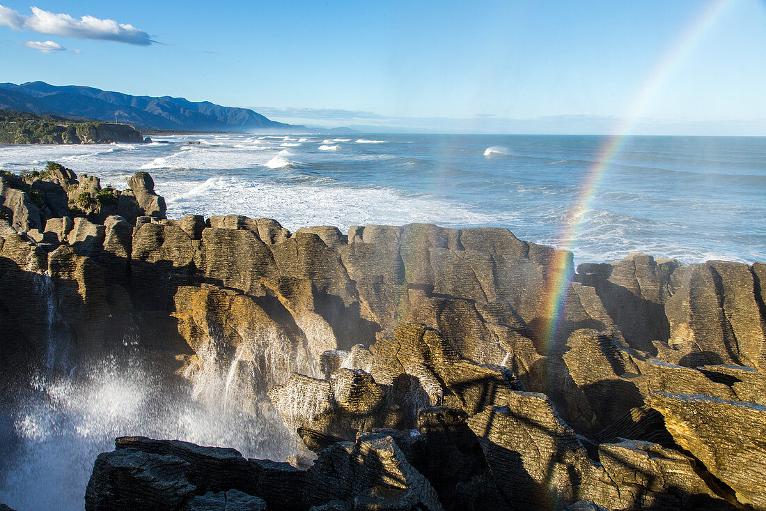 blow hole, rainbow, Pancake Rocks, Punakaiki, Dolomite Point, Tasman Sea, South Island, New Zealand