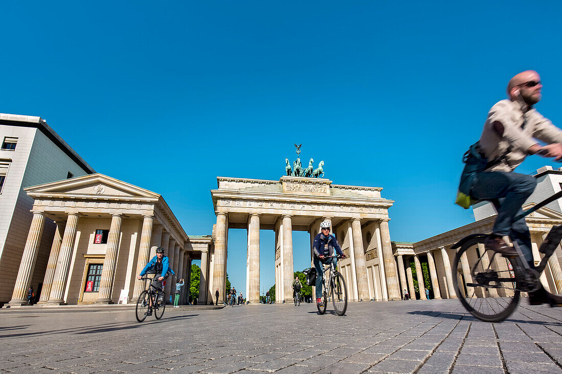 Radfahrer vor Brandenburger Tor, Pariser Platz, Mitte, Berlin, Deutschland
