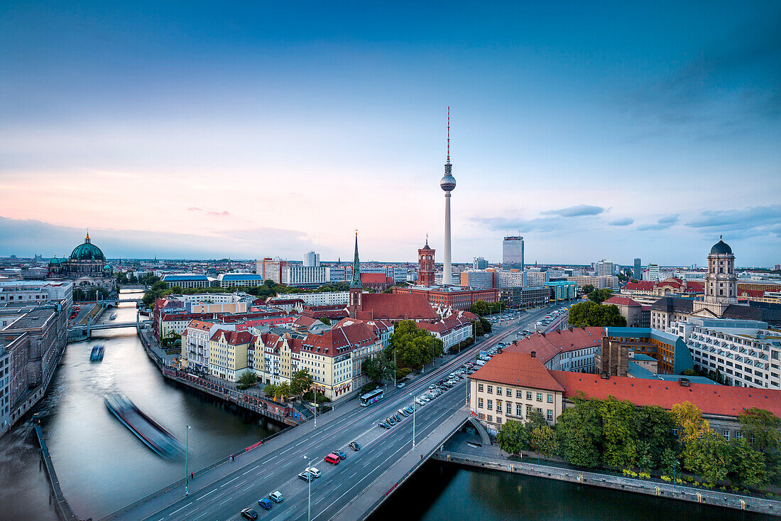 Blick auf Dom, Spree, Nikolaiviertel und Fernsehturm, Mitte, Berlin, Deutschland