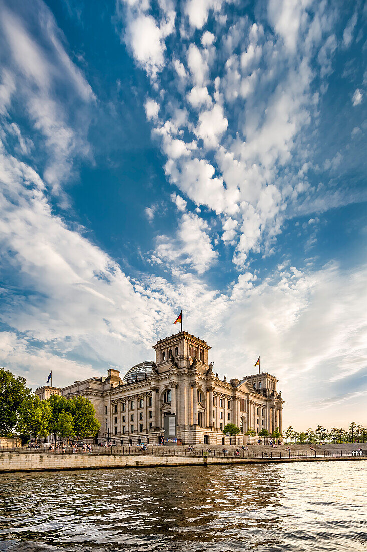 Reichstag und Spree, Mitte, Berlin, Deutschland
