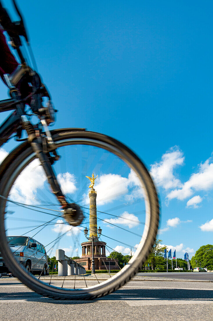 Radfahrer vor Siegessäule, Berlin, Deutschland