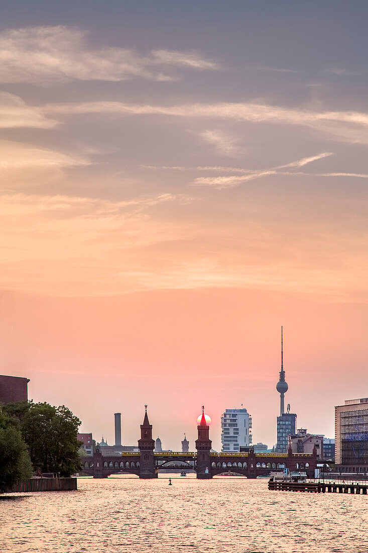 Sonnenuntergang, Blick über die Spree auf Oberbaumbrücke und Fernsehturm, Friedrichshain-Kreuzberg, Berlin, Deutschland