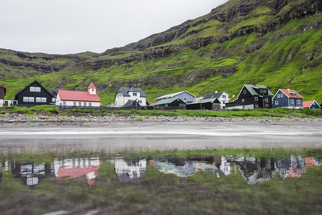Kleines Dorf mit typisch bunten Häusern am Meer, Färöer Inseln