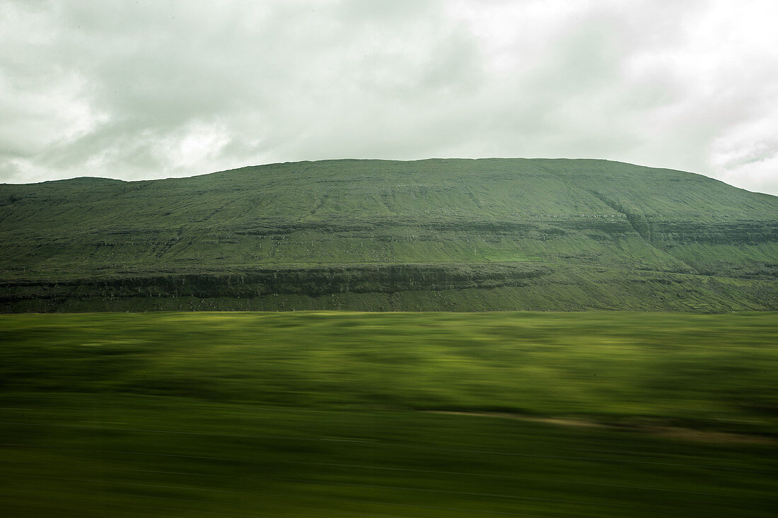 Wunderschöne und grün bewachsene Landschaft, Färöer Inseln