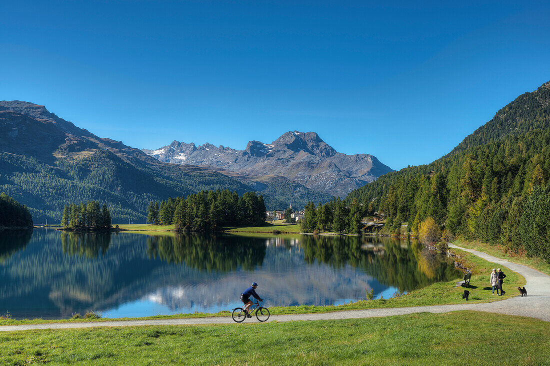Mountainbiker at Lake Champfer with Silvaplana and Piz da la Margna, Champfer, Engadine, Canton Grisosn, Switzerland