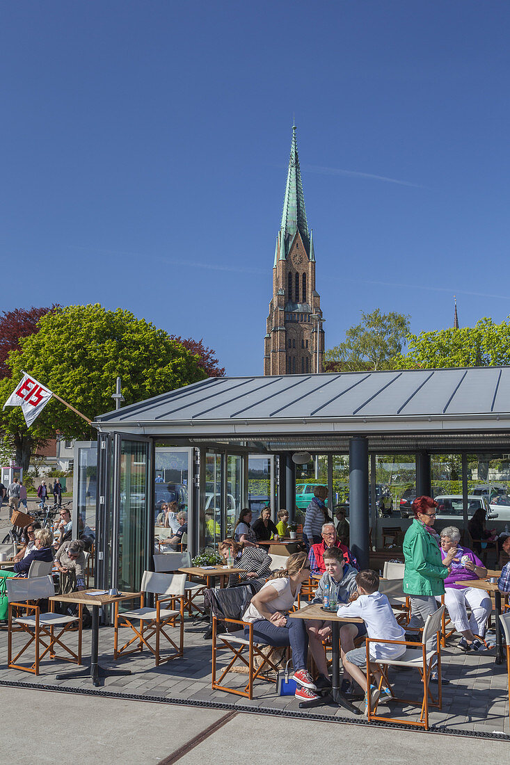 Cathedral St. Petri and cafe in the harbour of  Schleswig, Baltic coast, Schleswig-Holstein, Northern Germany, Germany, Europe