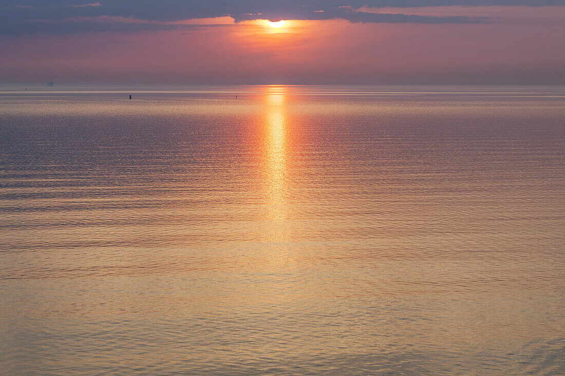 Sunrise over the Baltic Sea, Travemünde, Hanseatic city Lübeck, Baltic coast, Schleswig-Holstein, Northern Germany, Germany, Europe