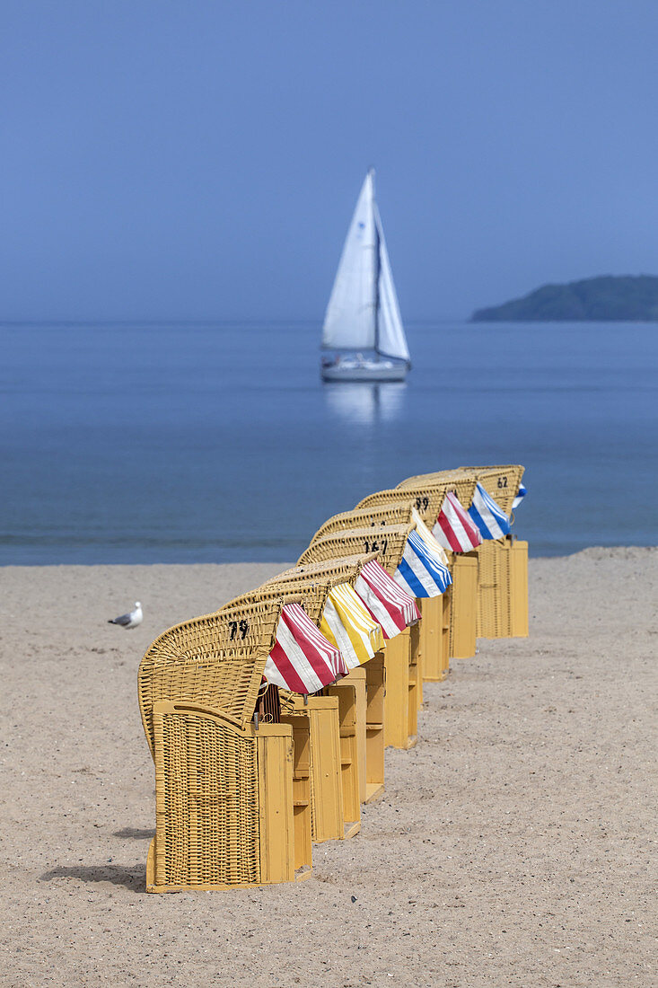 Strandkörbe am Strand von Travemünde, Hansestadt Lübeck, Ostseeküste, Schleswig-Holstein, Norddeutschland, Deutschland, Nordeuropa, Europa