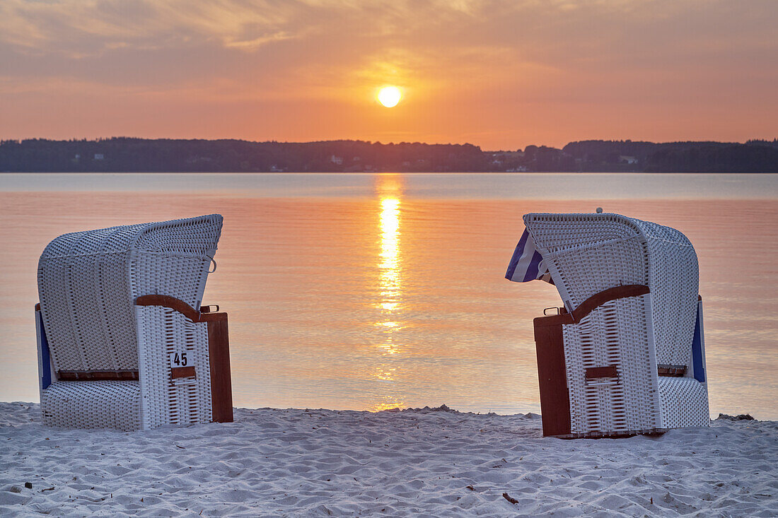 Strandkörbe im Sonnenuntergang, Glücksburg, Ostseeküste, Schleswig-Holstein, Norddeutschland, Deutschland, Nordeuropa, Europa