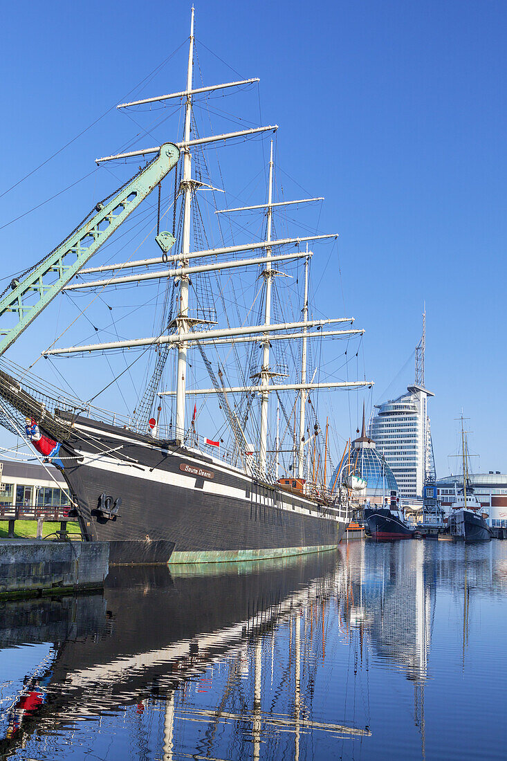 Hafen mit Atlantik Hotel Sail City in Bremerhaven, Hansestadt Bremen, Nordseeküste, Norddeutschland, Deutschland, Europa