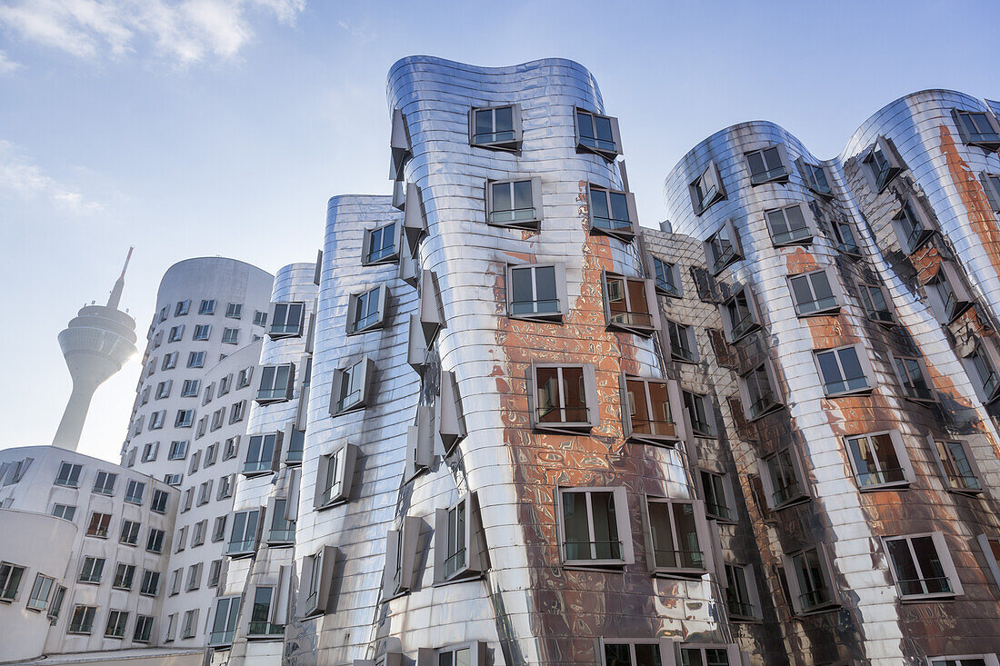 Neuer Zollhof im Düsseldorfer Medienhafen entworfen vom Architekten  Frank O. Gehry, Düsseldorf, Nordrhein-Westfalen, Deutschland, Europa