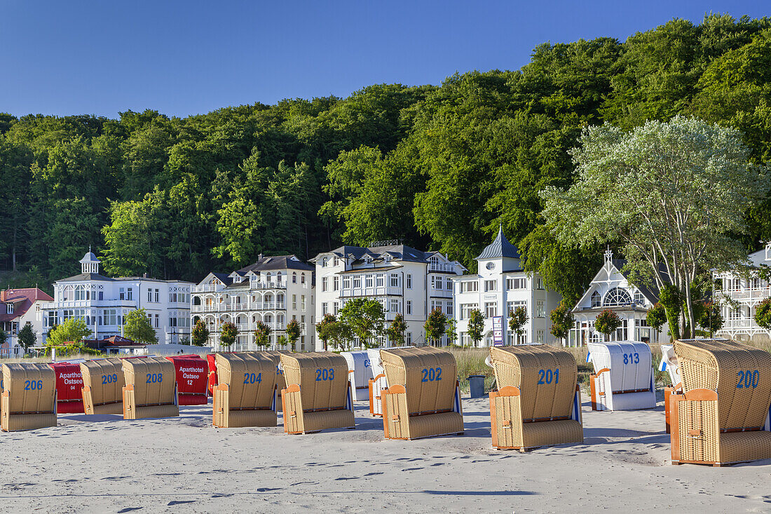 Beach and villas in Baltic resort Binz, Island Ruegen, Baltic Sea coast, Mecklenburg-Western Pomerania, Northern Germany, Germany, Europe