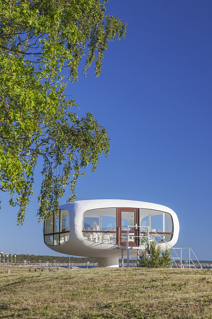 Ehemaliger Rettungsturm am Strand im Ostseebad Binz, Insel Rügen, Ostseeküste, Vorpommern, Mecklenburg-Vorpommern, Norddeutschland, Deutschland, Europa