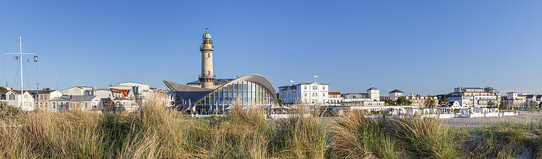 Alter Leuchtturm am Strand im Ostseebad Warnemünde, Hansestadt Rostock, Ostseeküste, Mecklenburg, Mecklenburg-Vorpommern, Norddeutschland, Deutschland, Europa