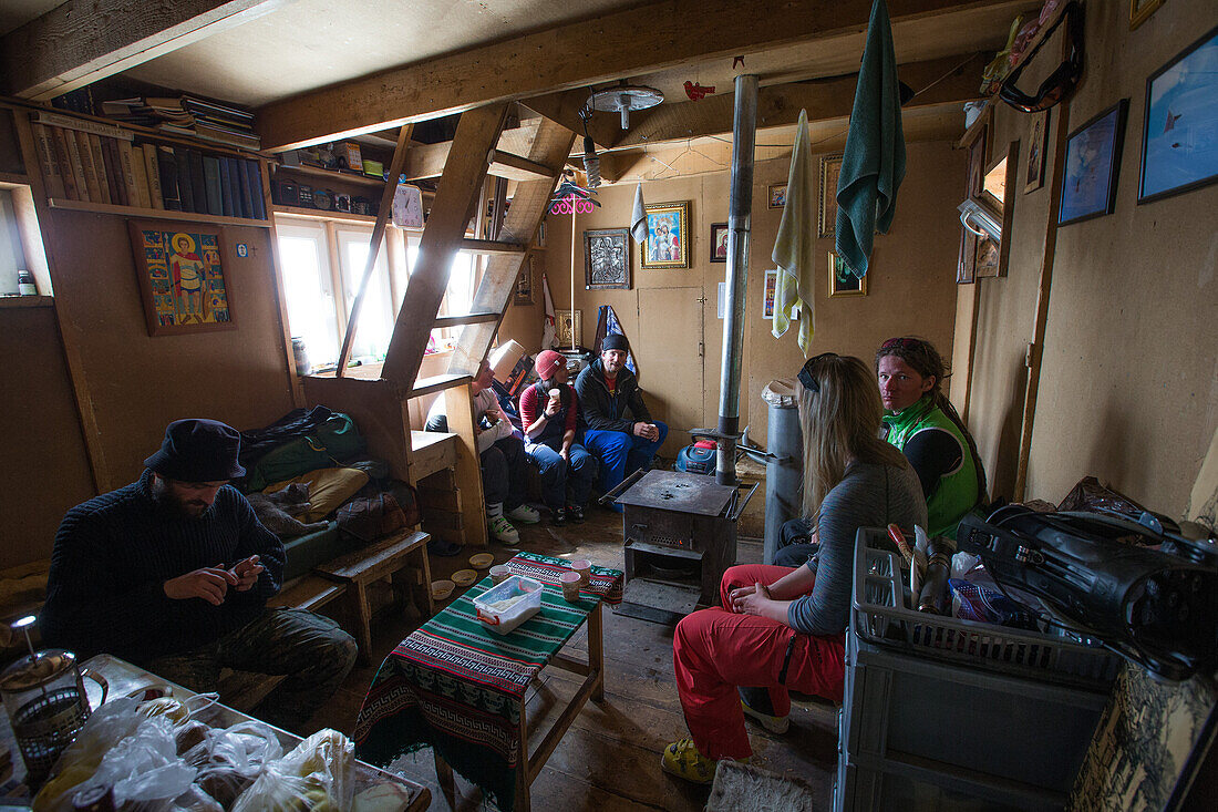 Junge Skifahrer sitzen in einer kleinen Hütte in den Bergen/ Gudauri, Mzcheta-Mtianeti, Georgien