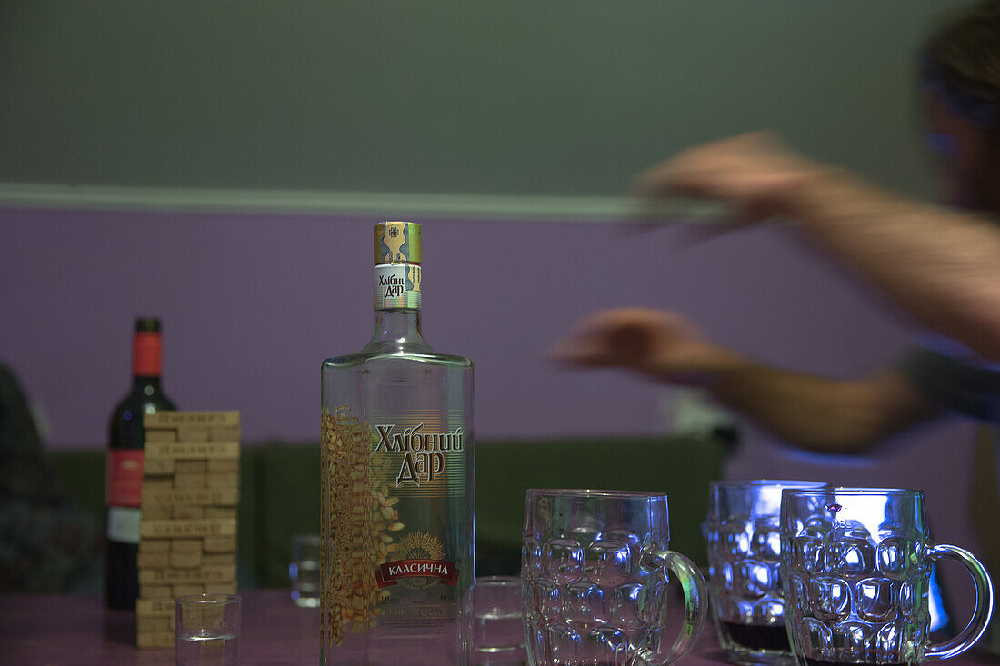 Leere Flasche Alkohol nach einem Spieleabend, Gudauri, Mzcheta-Mtianeti, Georgien