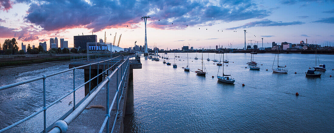 Fluss Themse bei Sonnenuntergang und die Emirate Air Line Seilbahn, East London, England, Großbritannien, Europa