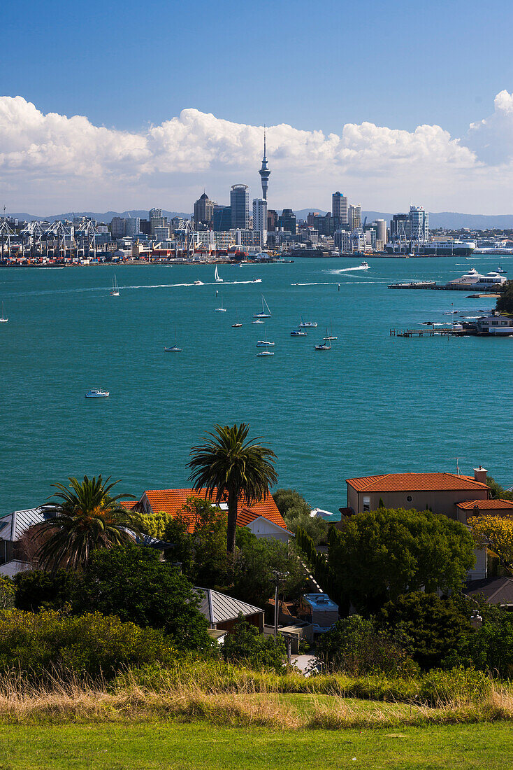 Auckland City Skyline und Auckland Hafen von Devenport, Nordinsel, Neuseeland, Pazifik gesehen