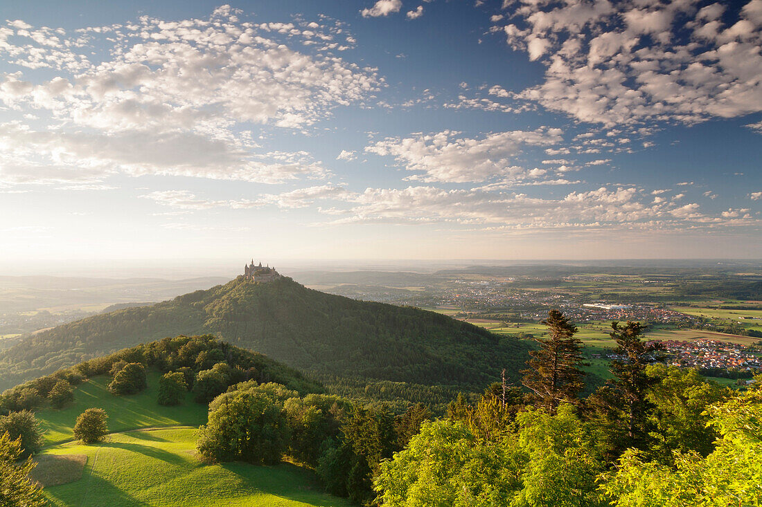 Burg Hohenzollern bei Sonnenuntergang, Schwäbische Alpen, Baden-Württemberg, Deutschland, Europa