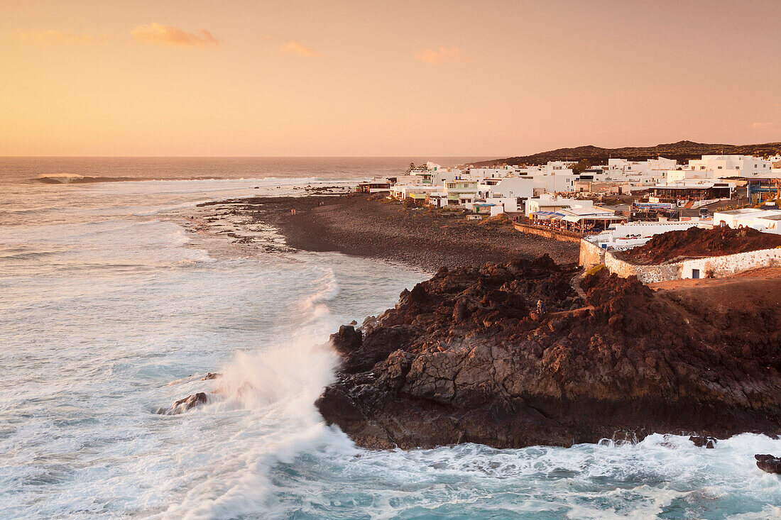 Fischerdorf El Golfo bei Sonnenuntergang, Lanzarote, Kanarische Inseln, Spanien, Atlantik, Europa
