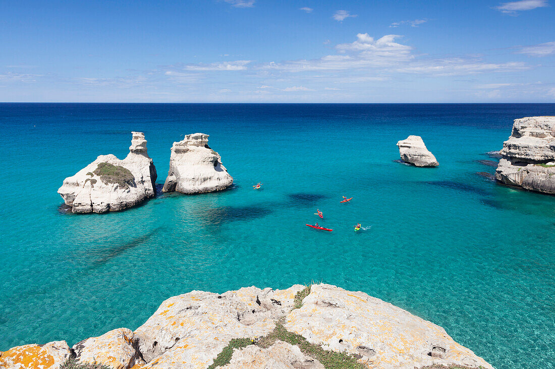 Felsige Küste in der Nähe von Torre dell'Orso, Due Sorello Felsen (Zwei Schwestern), Adria, Provinz Lecce, Salentinische Halbinsel, Apulien, Italien, Mittelmeer, Europa