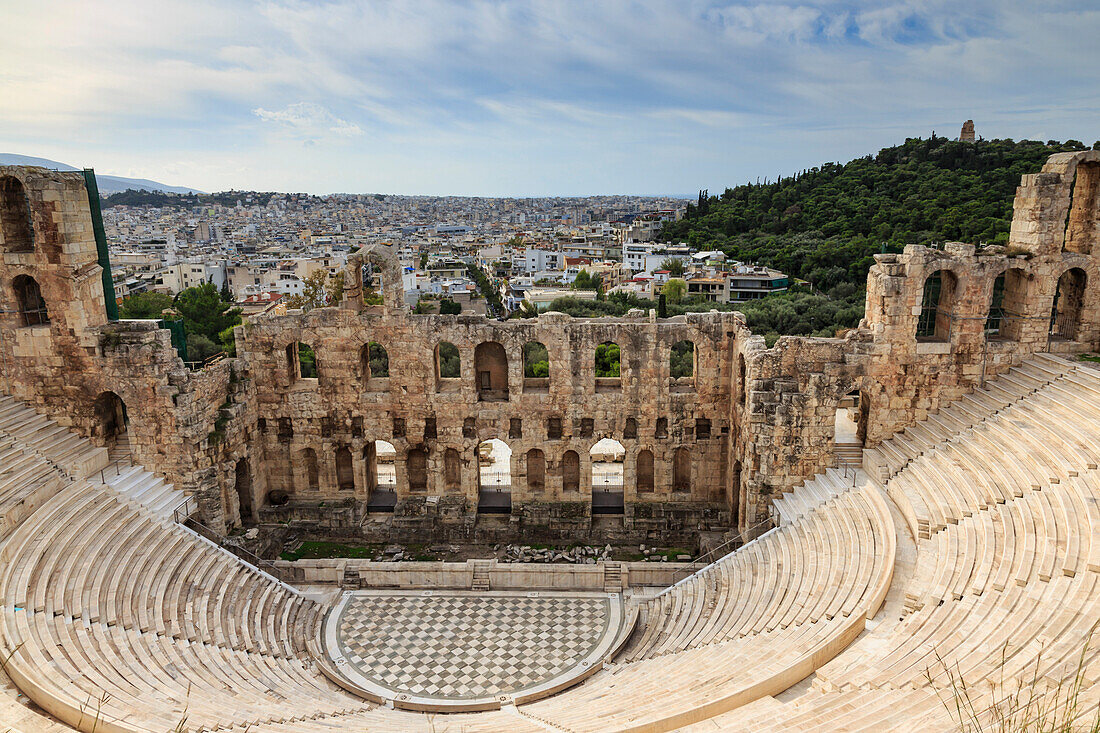 Theater von Herod Atticus unterhalb der Akropolis mit dem Hügel von Philippapos und Stadtansicht, Athen, Griechenland, Europa