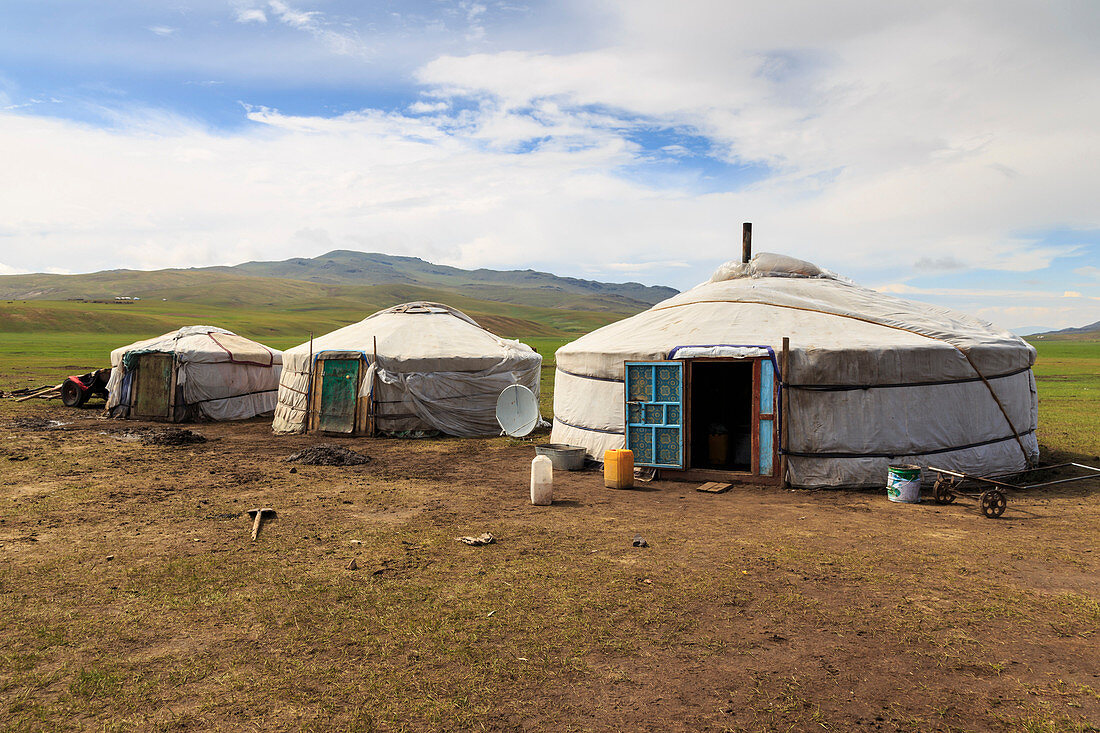 Linie der Familie Gers in einem Sommer Nomadenlager, entfernten Gers und Berge, Khujirt, Uvurkhangai (Ovorkhangai), Zentralmongolei, Zentralasien, Asien