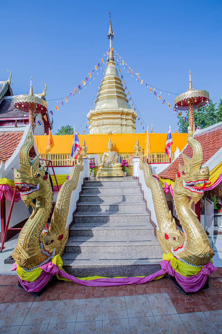 Naga Kopf Treppe und Devotee bei Doi Kham (Wat Phra That Doi Kham) (Tempel des Goldenen Berges), Chiang Mai, Thailand, Südostasien, Asien