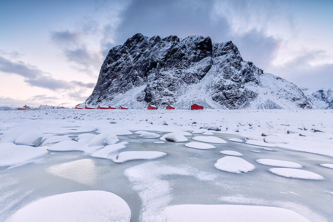 Snowy-Gipfel und Eis-Rahmen die typischen Fischerhäuser namens Rorbu, Eggum, Vestvagoy (Vest-Vagoy) Insel, Lofoten Inseln, Arktis, Norwegen, Skandinavien, Europa