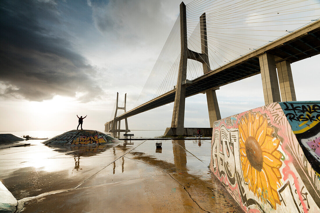 Die bunten Wandmalereien um die Vasco Da Gama Brücke betonen ihre Architektur und ihre Atmosphäre im Morgengrauen, Lissabon, Portugal, Europa
