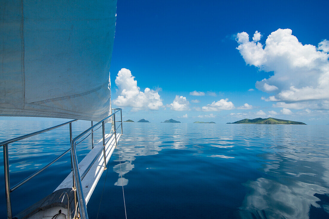 Segeln in den sehr flachen Gewässern der Mamanuca Inseln, Fidschi, Südpazifik