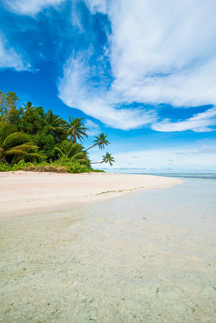 Weißer Sandstrand und türkisfarbenes Wasser, Marine Nationalpark, Tuvalu, Südpazifik