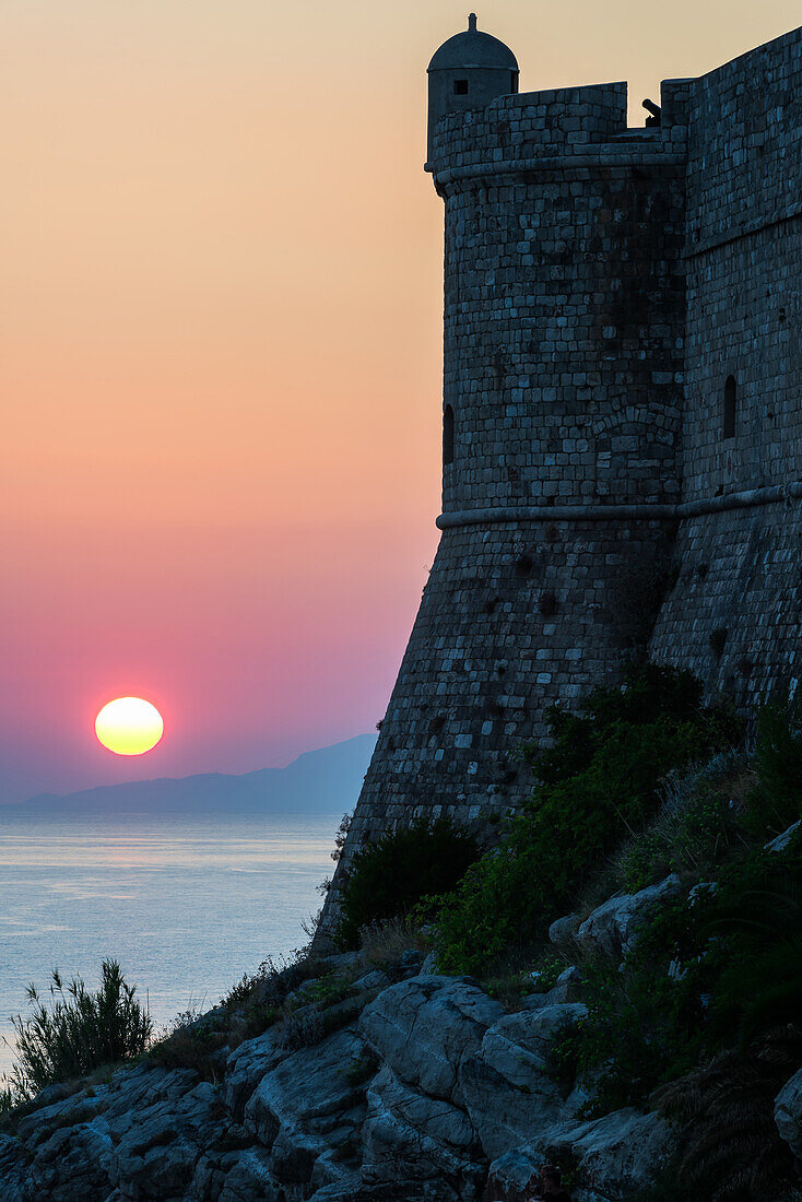 Sonnenuntergang an den Mauern der Altstadt, Dubrovnik, UNESCO Weltkulturerbe, Kroatien, Europa