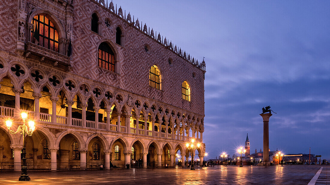 Der verlassene Markusplatz am frühen Morgen, Venedig, UNESCO-Weltkulturerbe, Venetien, Italien, Europa